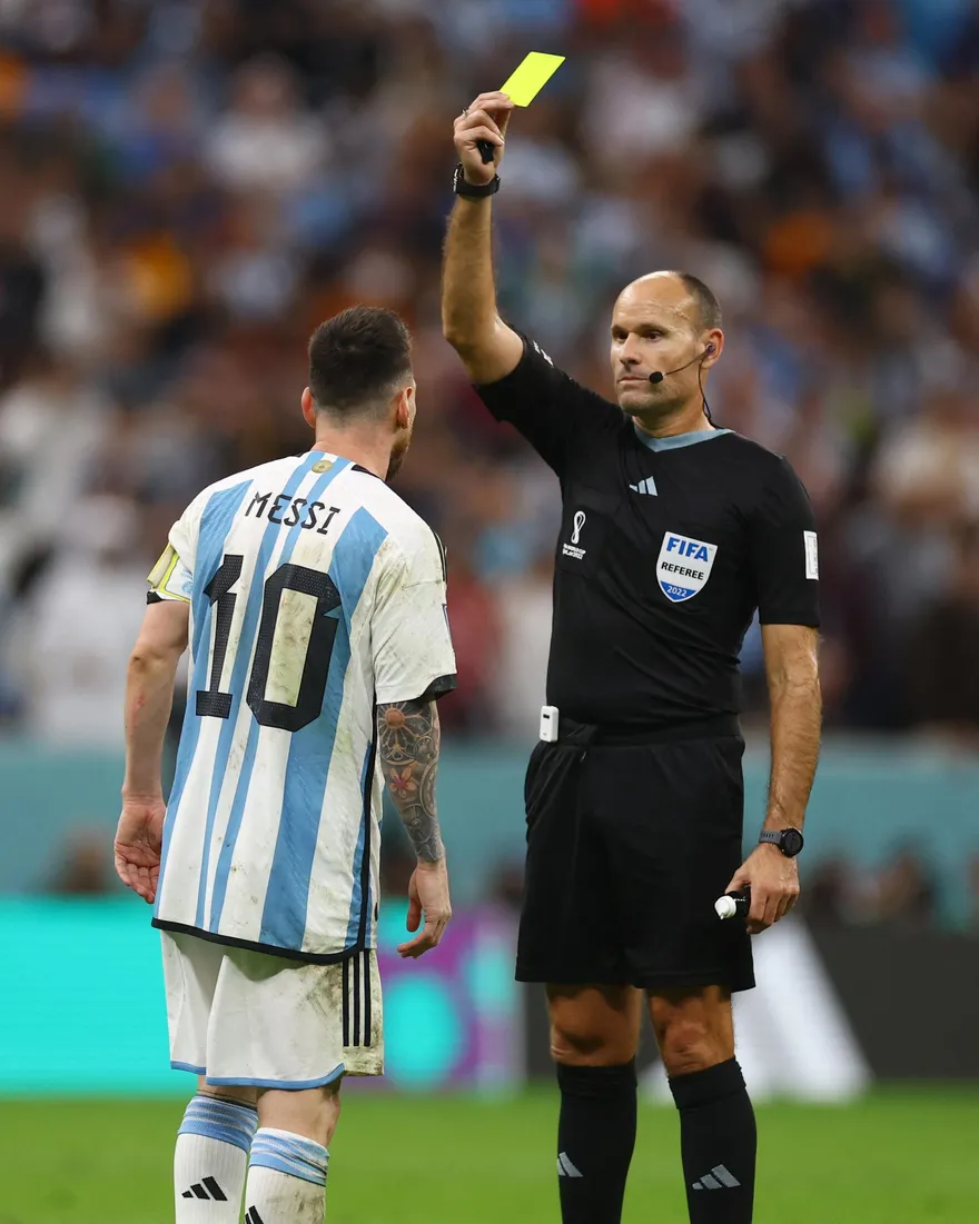 世足賽/一直發一直爽！西班牙籍裁判單場狂發「18張黃牌」惹火梅西　FIFA命他打包滾回家
