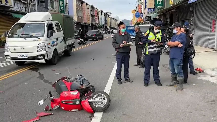 快訊/台中85歲騎士左轉遭貨車撞飛！送醫搶救不治