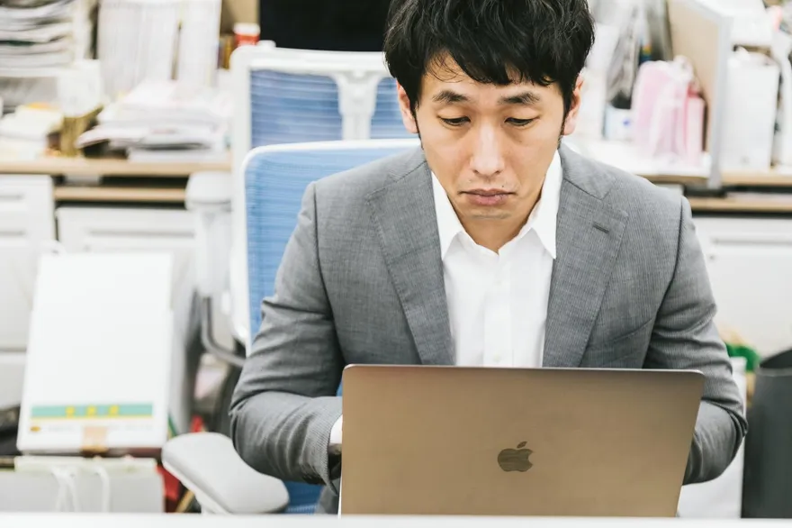 愛聊天摸魚同事又加班了！　乖乖牌上班族無奈：為何我不能準時下班