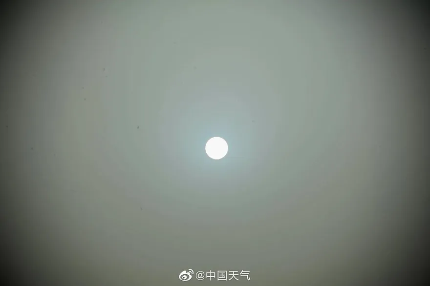 驚見「藍太陽」！7年來北京首發12月沙塵預警　陸專家曝是「這原因」