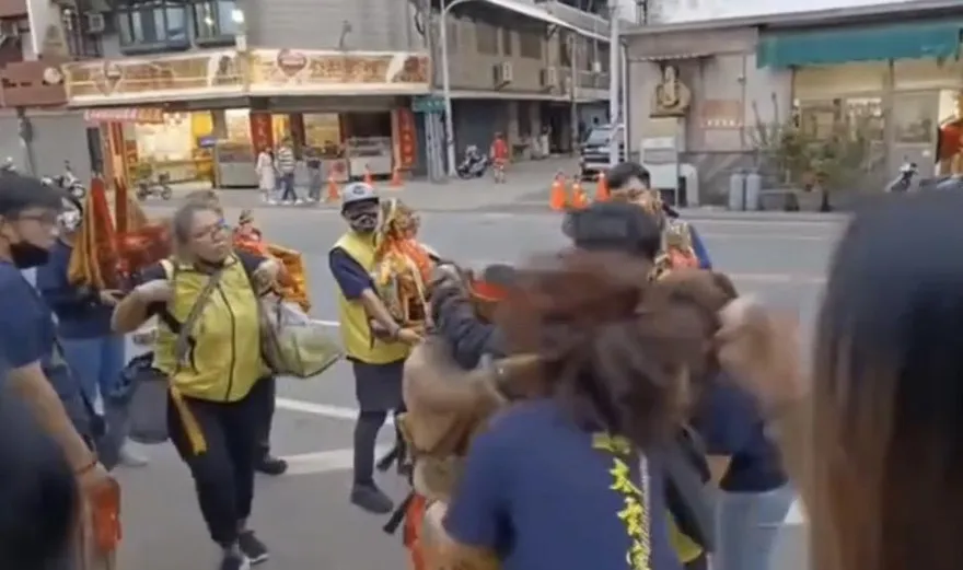 【影】太玄宮乩身掌巴女信徒「啪聲超響」！資深同業曝：神明只會罰「這種人」