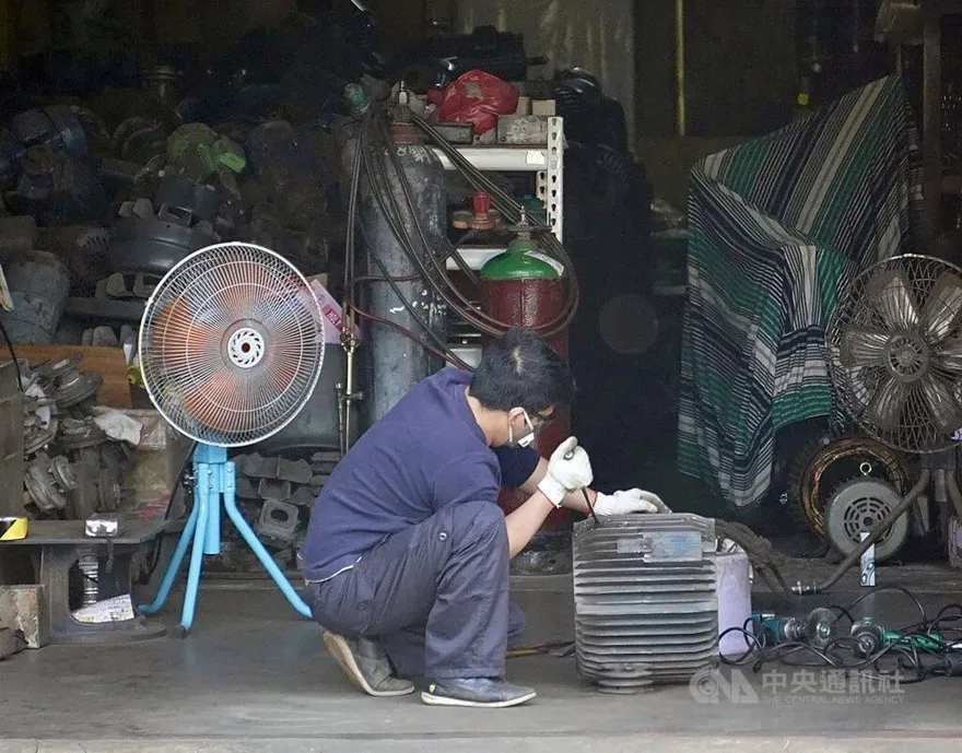 製造業不景氣！　10月員工數、加班時數雙降