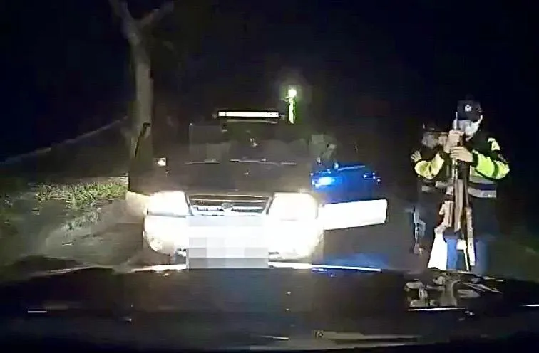 警半夜攔查車輛見3把長槍嚇歪　這3人忙解釋仍遭逮