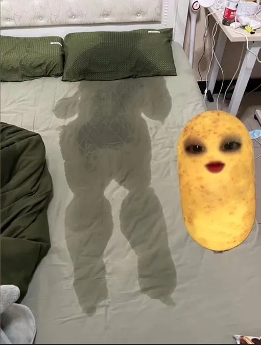 確診高燒40度...一覺醒來床上驚見「人形汗印」　網笑：差點以為尿床