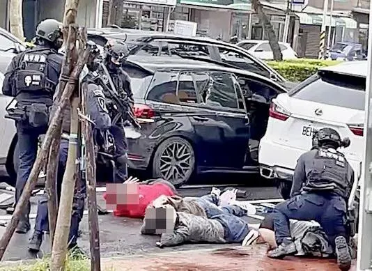 求職變豬仔！人蛇集團囚3人轉賣值百萬　開車衝撞警開6槍逮8人