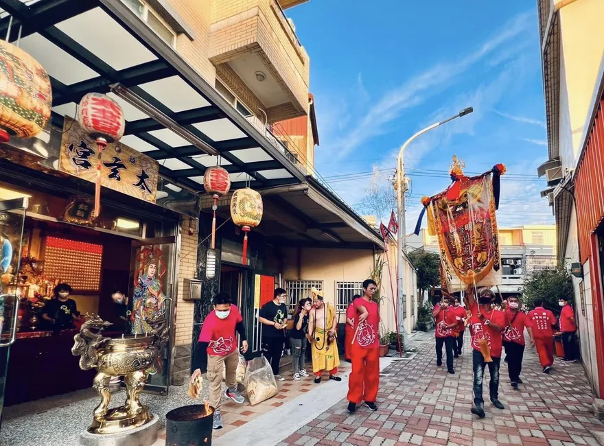 網友真快！苗栗太玄宮「太子爺」呼巴掌爭議未歇　今遭檢舉雨遮違建