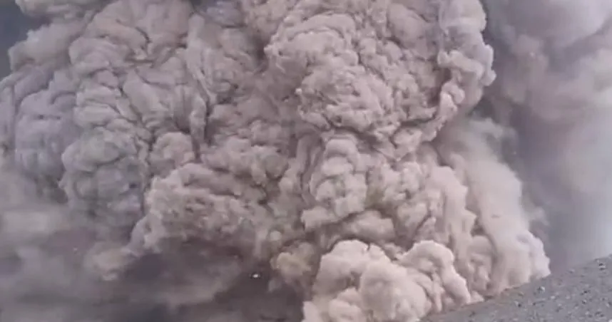 【影】智利嚮導帶登山客爬火山正好遇噴發　生死一瞬全都錄下