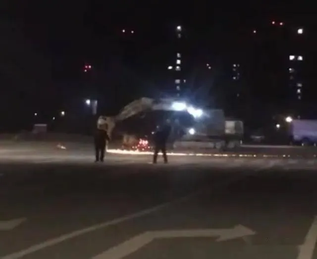 【影】失控怪手！瘋狂轉圈劃地冒出火花、多輛轎車遭砸壞　傳致1死肇事工人被當場擊斃