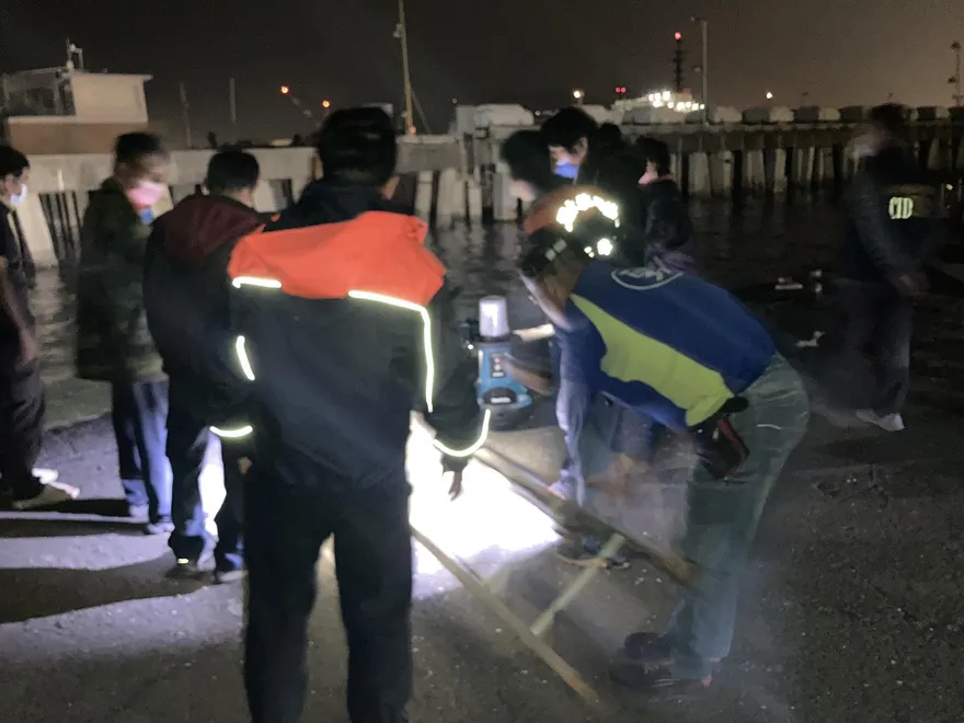 高雄又漂男浮屍！「1男手遭綑綁」躺旗津海面　驚見3字詭異紙條
