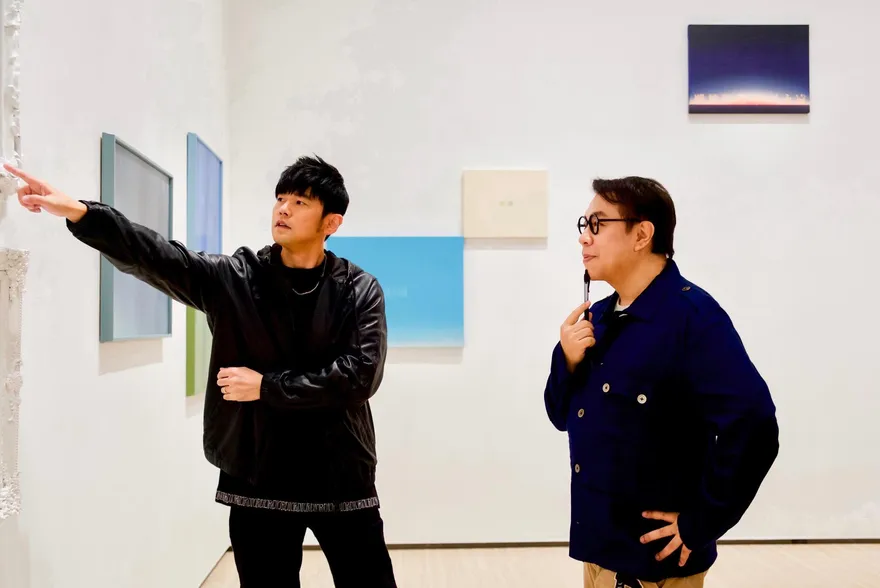 【影】〈蔡康永創作展〉周杰倫超捧場！　買下三幅觸動內心畫作