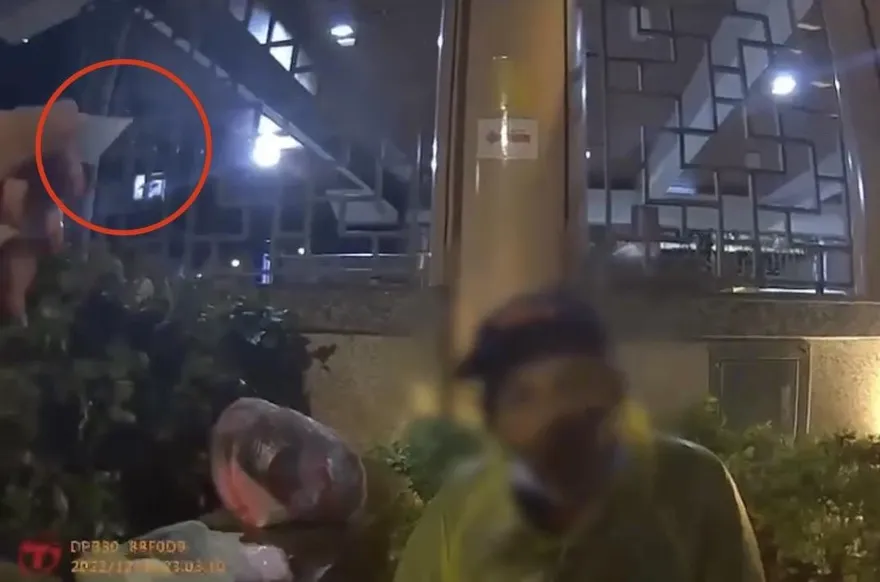 【影】超瞎！男子捷運出口拿針筒施打毒品　警問他竟瞎掰「這胰島素啦！」