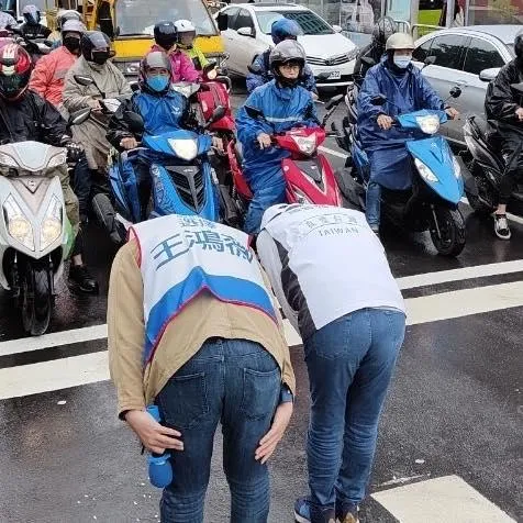 王鴻薇確診最強分身！羅智強、楊植斗寒冬冒雨　街頭鞠躬拜票