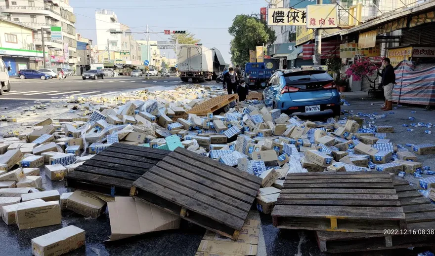 【影】大貨車載滿飲料貨斗外溢　上千鋁箔包傾洩而下爆開超壯觀