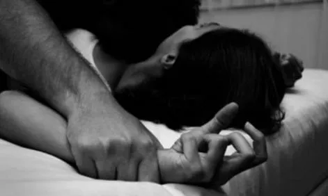 噁男撿屍女同事！誣賴她「舒服一下」想要錢　滿床嘔吐物還清白