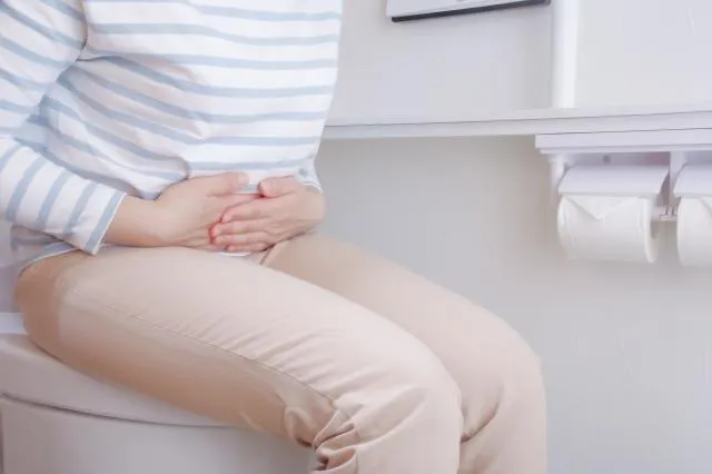 六旬翁便便太用力竟變成「血輪眼」！醫曝「這些動作」易使血管破裂