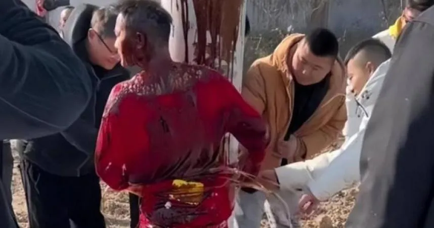 -7°C扒衣「綁電線桿潑醬油」　新郎慘遭惡整超10分鐘…凍到全身發抖引網怒