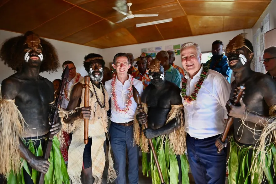 【影】澳洲前副總理出訪喝迎賓飲品「不勝酒力」送醫　出院狂睡14小時