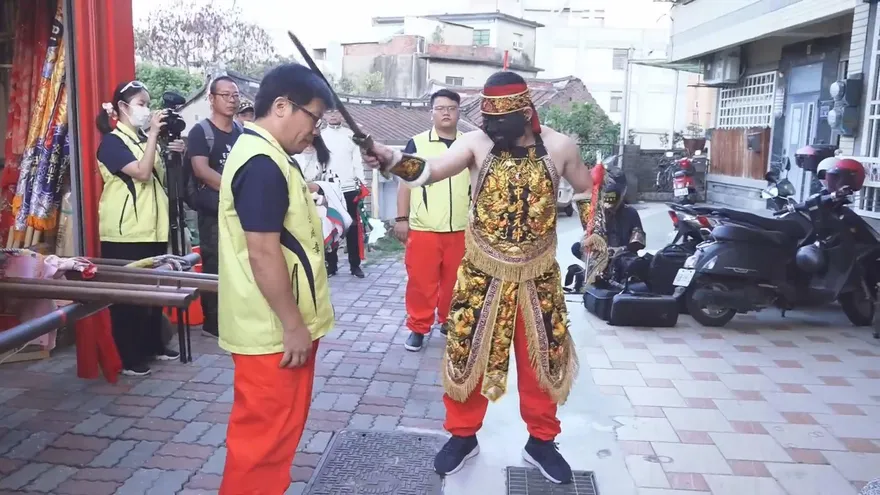 【影】頭份太玄宮乩童打人! 網友曝1年前就發生過