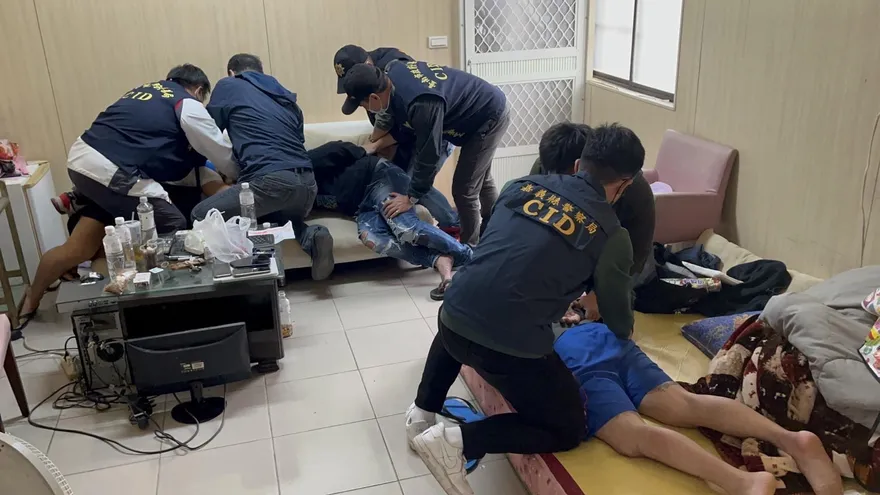 【影】萬顆感冒藥製毒～油漆行掩護仍被警識破　直搗黃龍壓制逮捕！