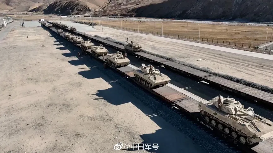 中印邊境暗較勁？陸調「高原鐵騎」裝甲旅赴西藏前線　印軍藏南上空軍演
