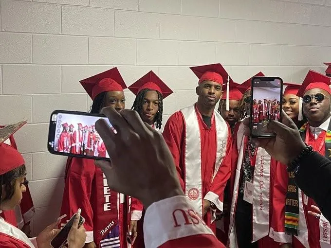 慷慨灑金！太陽保羅19年後終戴學士帽　贈送每位同屆畢業生2500鎂