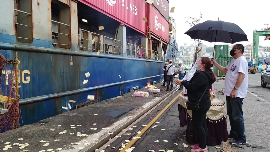 【影】基隆港工人遭貨櫃夾斃！家屬批「根本叫他去送死」　負責人、主管因這原因起訴