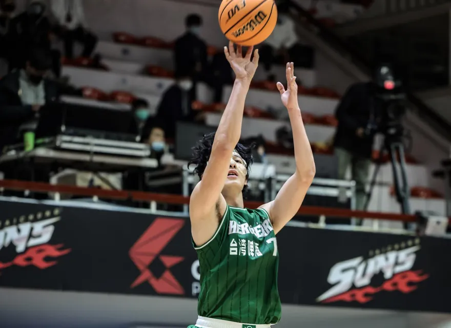 變身第4節先生！李啓瑋單節海灌15分　英熊輕取太陽奪對戰2連勝