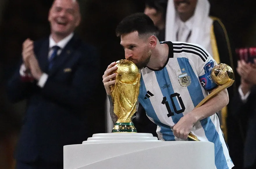 世足賽/GOAT！梅西最後一舞吻盃　3大榮耀黃袍加身　球王地位無愧