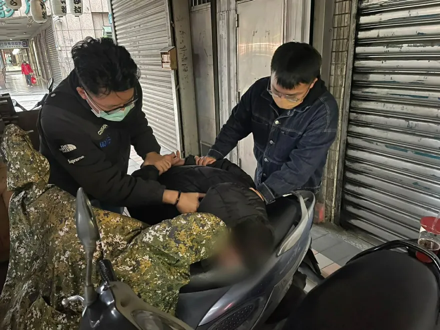 【影】惡鄰覬覦鄰居隨身大筆現金　教唆持槍行搶所幸拿到「槍王」　錢沒搶成被警及時壓制