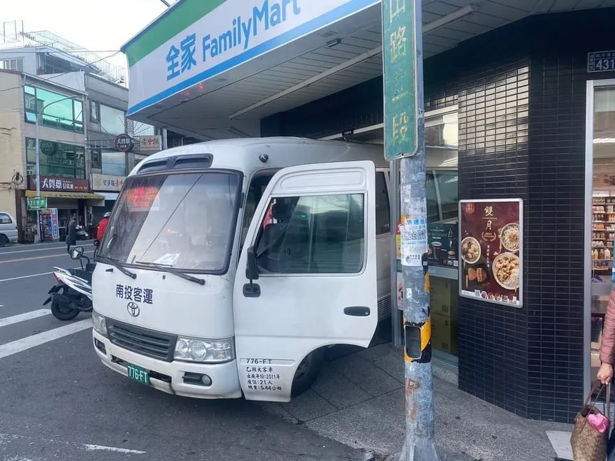 【影】恐怖！中巴「倒退嚕」準準撞進全家　竟因酒駕司機未拉手煞車惹禍