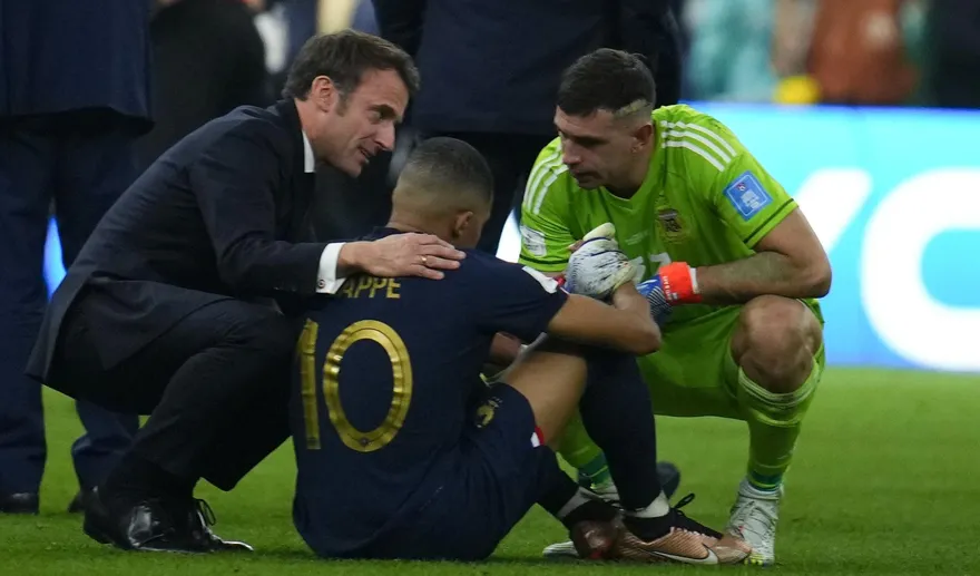 世足賽/別哭！未來是你的　馬克宏安慰姆巴佩「你才23歲，輸1場球而已」