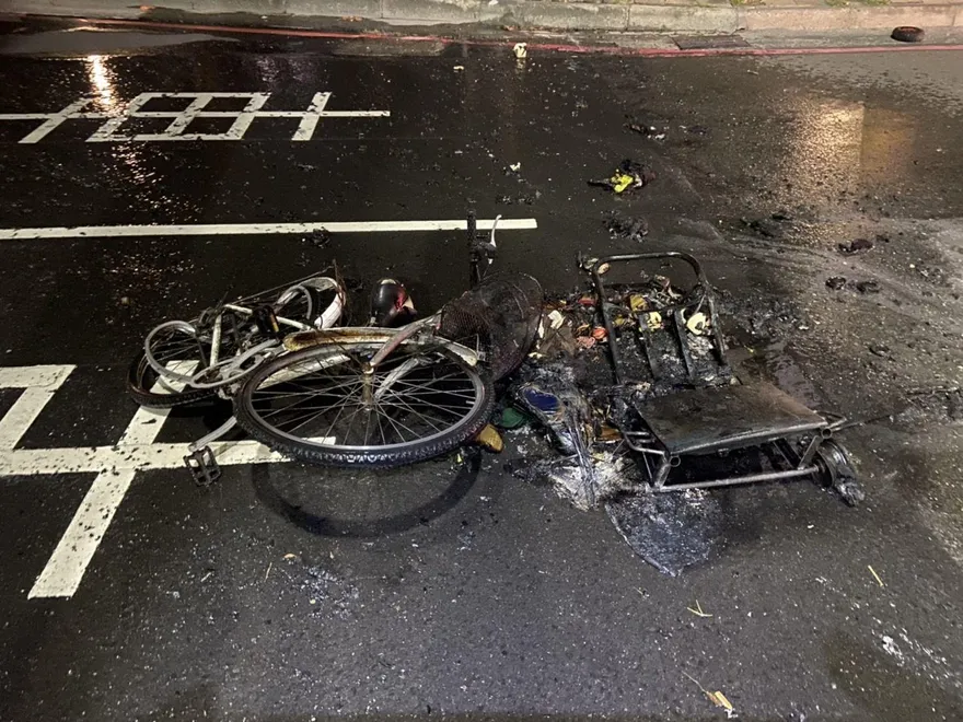 【影】畫面驚悚！遇無照駕駛汽車光速追撞　回收老翁慘死高雄路口