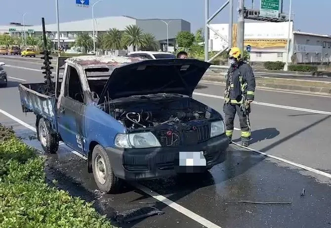 【影】快訊/ 嘉義高鐵大道旁驚傳火燒車　小貨車內裝全燒毀
