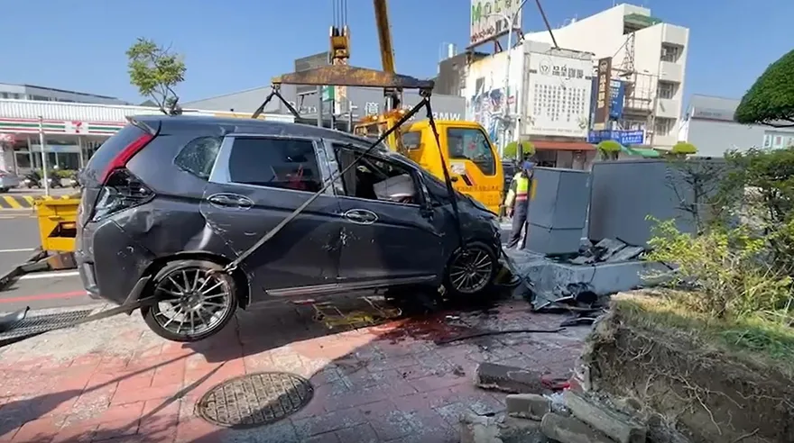 【影】路口打方向盤突暈眩！他開小灰「衝撞電箱」才停　車頭淪廢鐵慘況曝