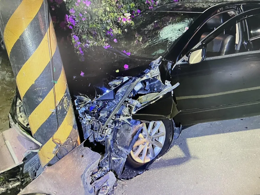 【影】 酒駕又來了！高雄小客車自撞電線桿　駕駛地檢署送辦