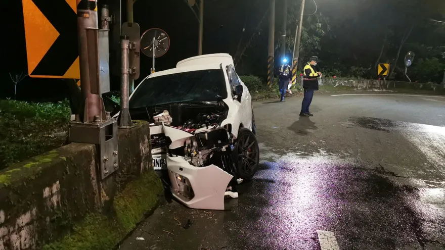 深夜載妹遊烏來失控撞護欄　車子全毀釀2傷