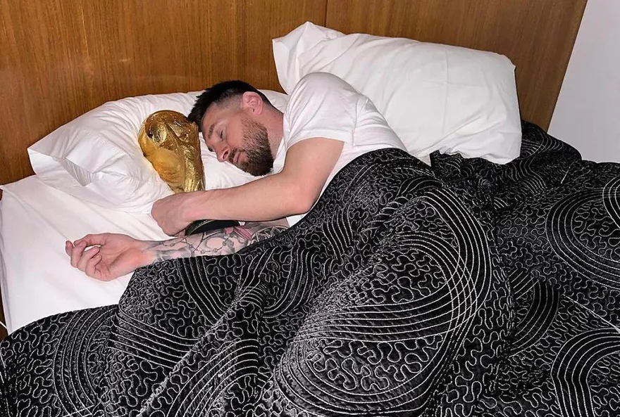 大力神盃陪睡！梅西道早安　聖誕節放10天假好好補眠