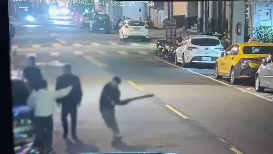 【影】有錢玩樂沒錢還債！男子唱K衰遇債主…被當街「肉償」