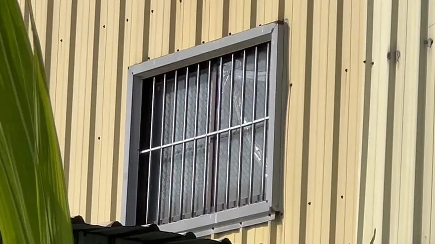 【影】台南民進黨議員服務處爆槍擊？窗戶疑留彈孔…警方這麼說