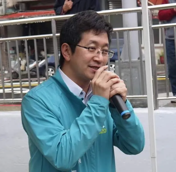 蔡適應版排黑「選舉公報拿掉學歷」　藍委批鴕鳥：就是在騙