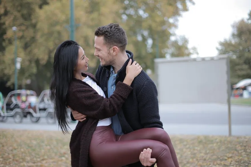 4星座「最容易一見鍾情」！天秤被感覺牽著走、雙魚一眼就認定