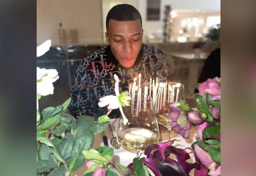 姆巴佩24歲慶生　「嘟嘴吹蠟燭」　詹皇獻祝福：年輕的國王生日快樂