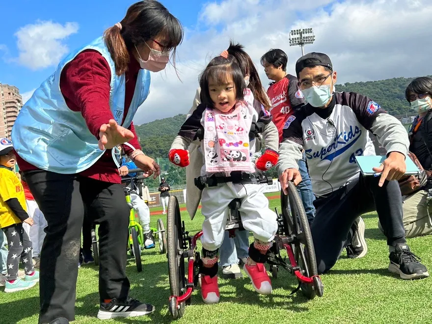 不畏低溫！300位參賽者齊聚天母棒球場　林智勝領軍一圓身障兒棒球夢