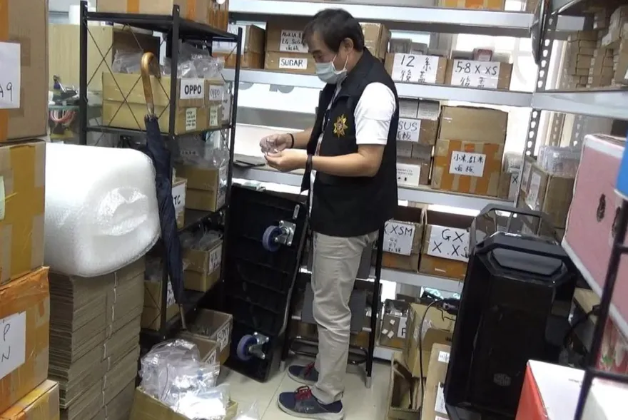 蘋果、三星手機仿A零件銷全台　警逮2人並查扣4千多零、配件