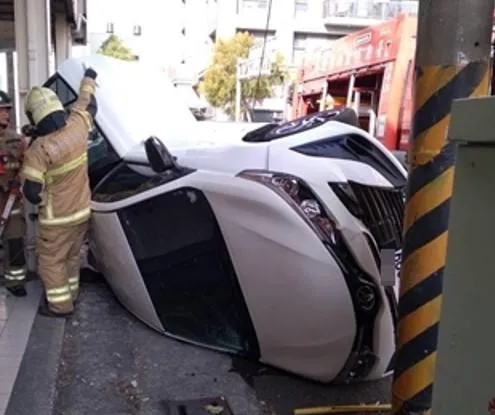 想衝卡車位結果玩命關頭？轎車「螞蟻上樹」側翻　網友好壞全笑歪