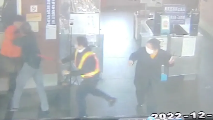 【影】不買票就牽「卡打車」硬闖！單車男失控暴打2站務員　台鐵全力協助依法究責