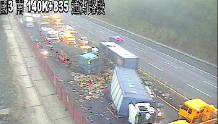 【影】國3南下通霄段聯結車翻覆！全線封閉4小時…現場影像曝光