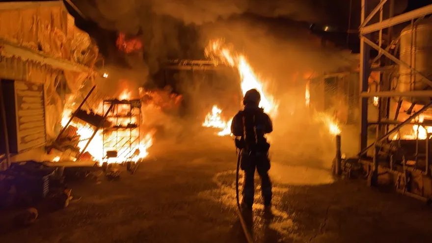 台南新營暗夜大火！2棟蘭花溫室付之一炬