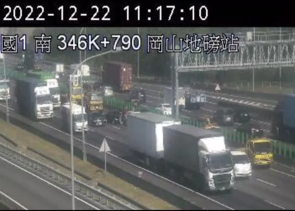 快訊/國1岡山段南向4小客車追撞內車道癱！　後方回堵5公里