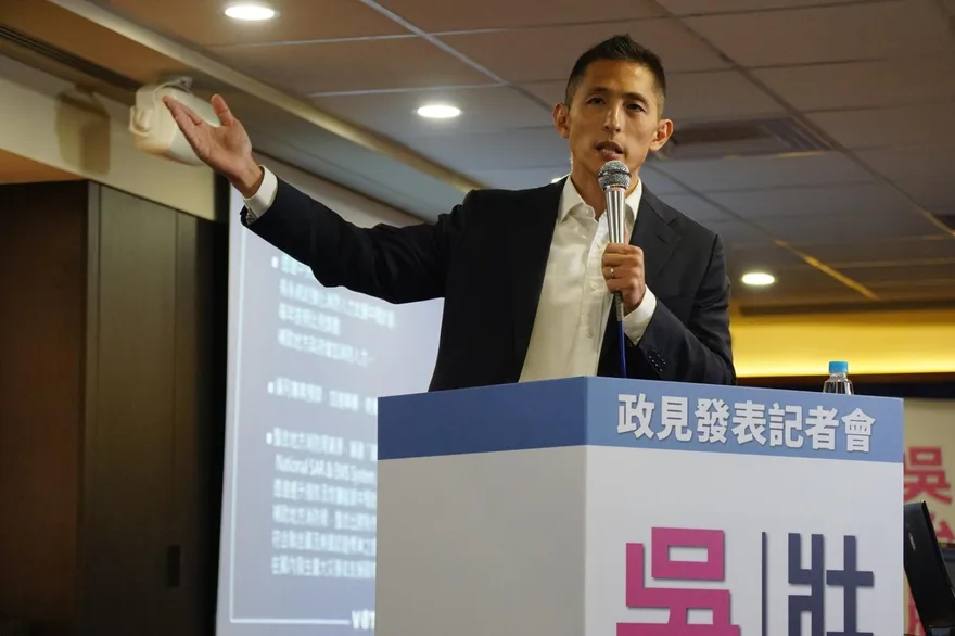 吳怡農被記者問辯論竟回「你說什麼？」　網友神解：我要離職了也是擺爛